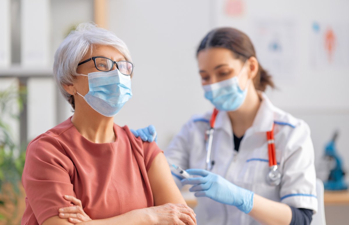 mujer mayor se vacuna contra la gripe