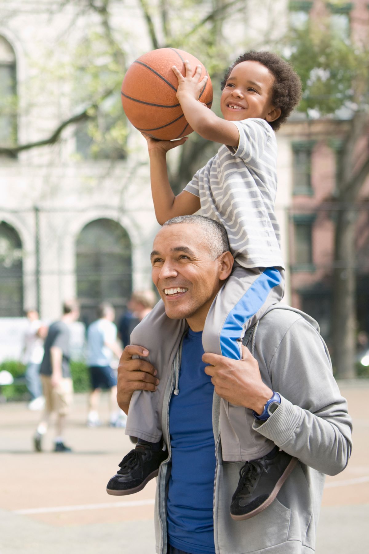 niño sano juega al baloncesto